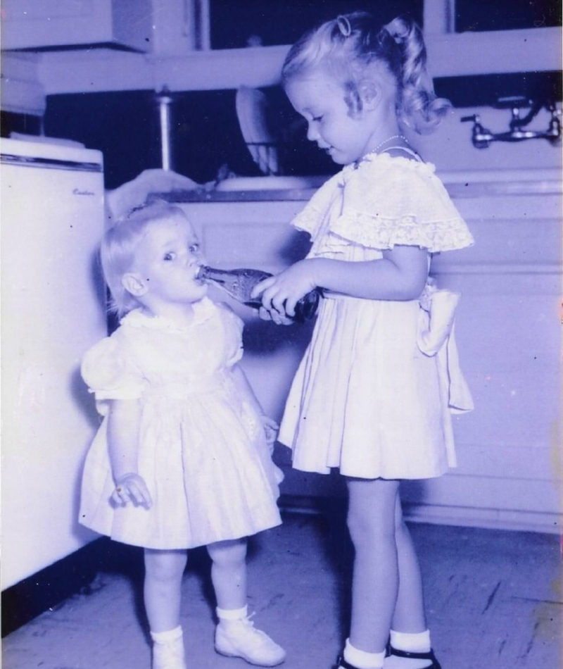 Zwillinge teilen sich eine Coca-Cola, 1956 | Imgur.com/QpX5JUx