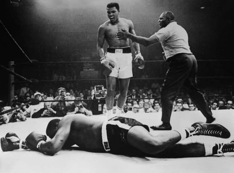 Mohammad Ali besiegt  Sonny Liston  1965 | Getty Images Photo by AFP