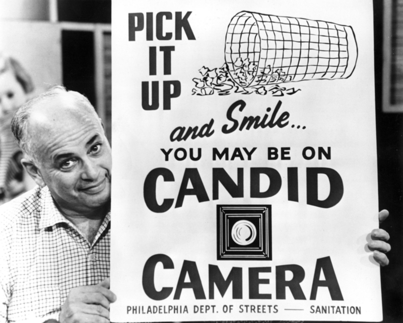 Moderator Allen Funt lächelt in die Kamera in ’Smile, You’re on Candid Camera!’ (1948-1990) | Alamy Stock Photo by Courtesy Everett Collection