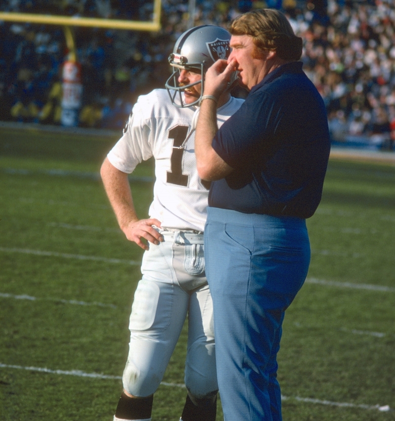  Mitglied der Pro Football Hall of Fame, Kenny ,,die Schlange” Stabler: Oakland Raiders Quarterback (1970-1979), neben Coach John Madden | Getty Images Photo by Focus on Sport