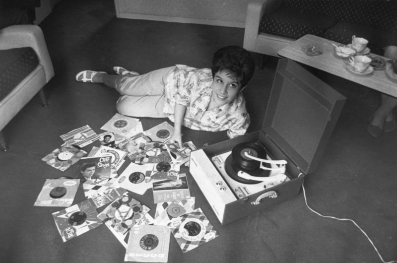 Schallplatten waren der letzte Schrei | Getty Images Photo by Express Newspapers