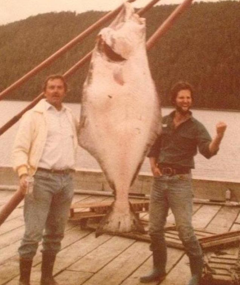 Die beiden brauchen wohl ein größeres Boot. Die stolzen Fischer posieren  mit ihrem 136 Kilo schweren Heilbutt - Alaska, 1969 | Reddit.com/SwgohF2P