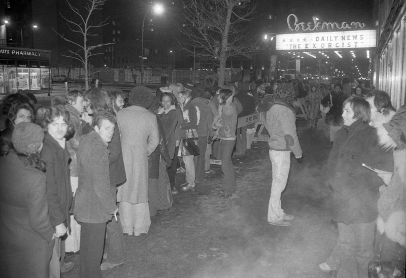 Kinobesucher warten in einer langen Schlange um “Der Exorzist” im Kino zu sehen, 1973 | Getty Images Photo by Bettmann Archive