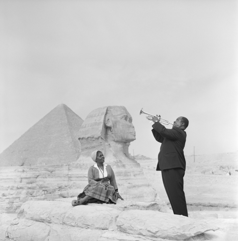 Louis Armstrong singt seiner Frau ein Ständchen - Die Pyramiden von Gizeh, 1961 | Getty Images Photo by Bettmann