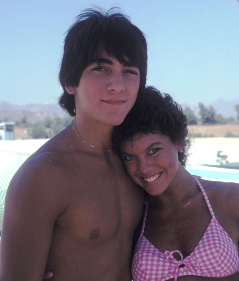 Happy Day’s Chachi (Scott Baio) und Joanie (Erin Moran) gehen zum Strand, 1981 | Alamy Stock Photo by PictureLux/The Hollywood Archive