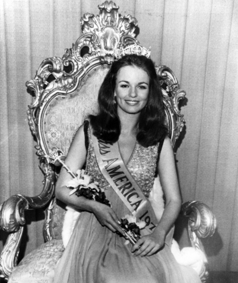 Und hier ist sie, die  ‘Miss Amerika’ Phyllis George aus Denton, Texas, aus dem Jahr 1971. Sie erhält die Krone ihrer Vorgängerin. | Alamy Stock Photo by Courtesy Everett Collection