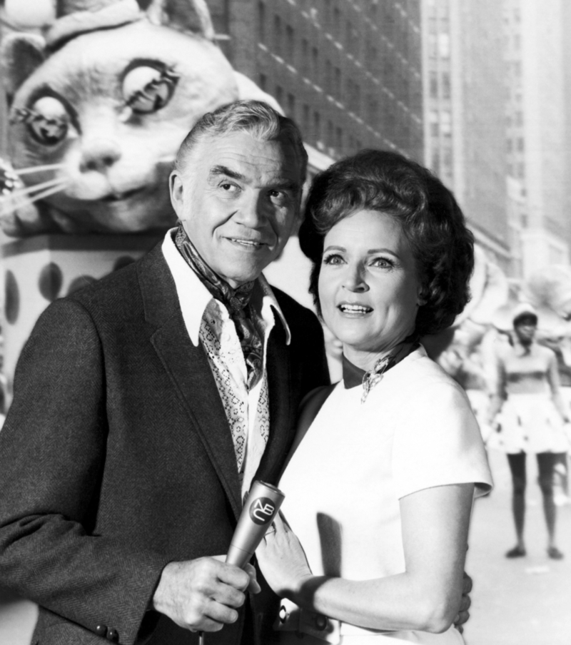 Betty White und Lorne Greene als Gastgeber der Macy’s Thanksgiving Day Parade, 1968 | Getty Images Photo by Silver Screen Collection